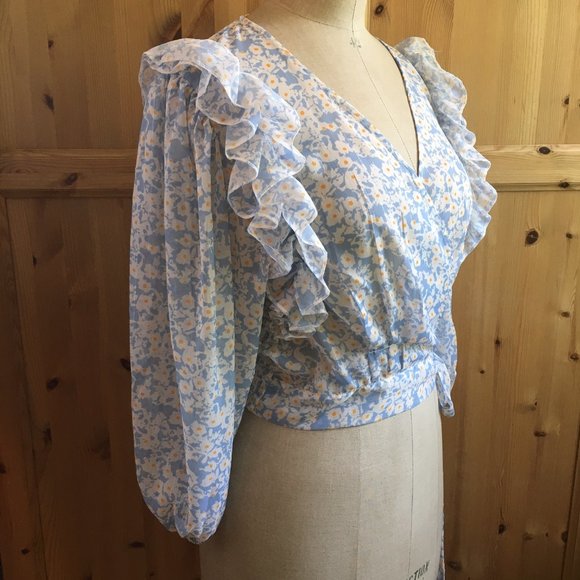 NWT Pale Blue Tie Waist Top with Ruffled Shoulder Size M - Picture 6 of 13